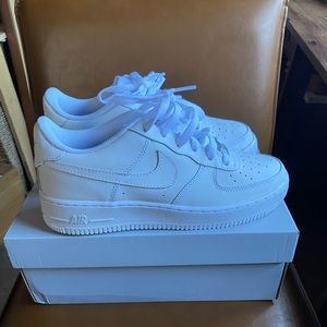 Classic Nike airforce 1s 6.5 youth/8 women